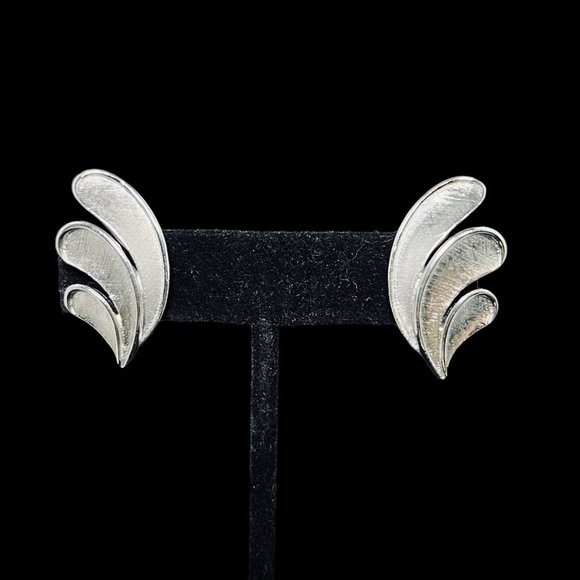 Vintage Crown Trifari Silver Tone Leaf Clip On Earrings (4972) - Picture 1 of 4